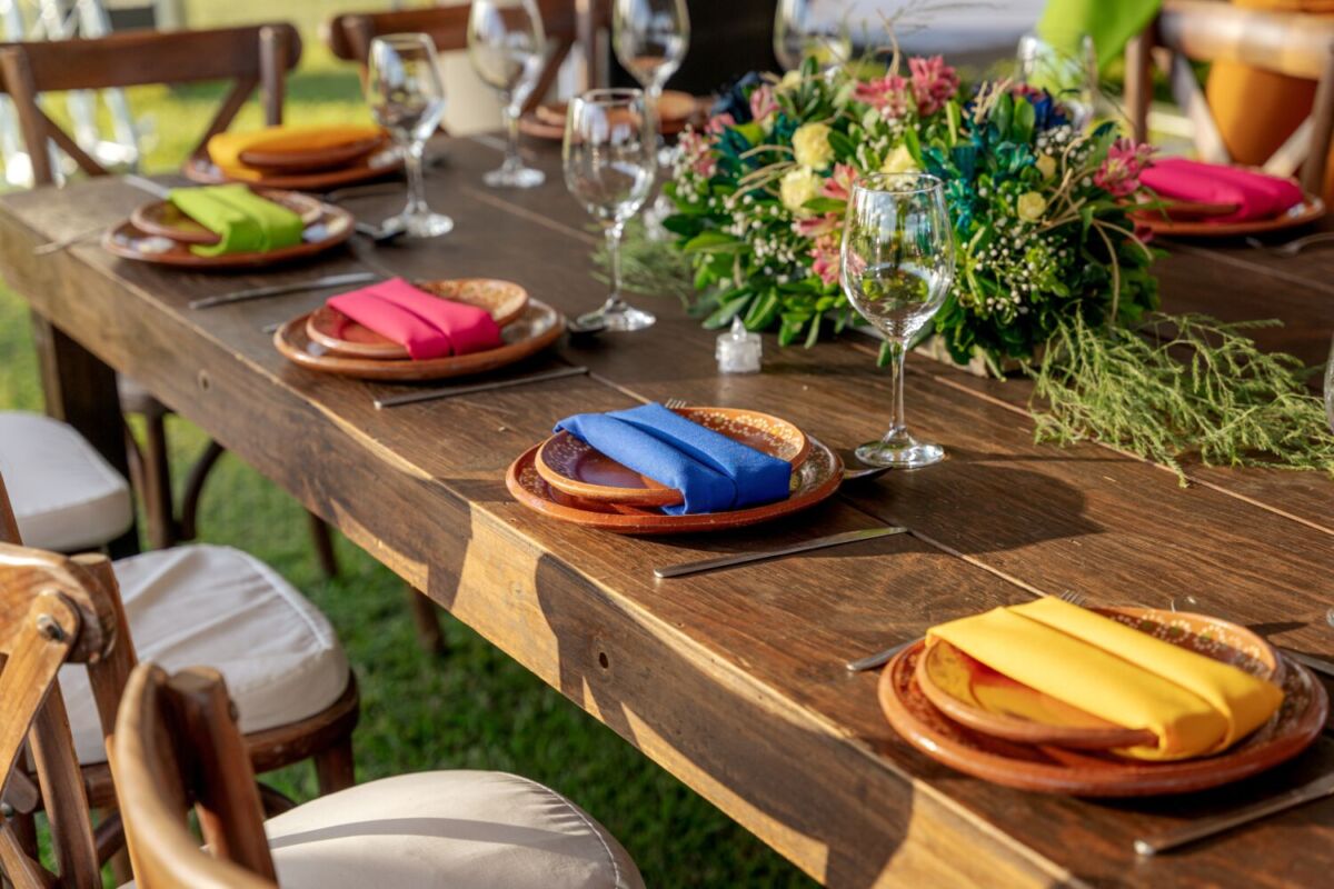 Mesa con platos de barro  