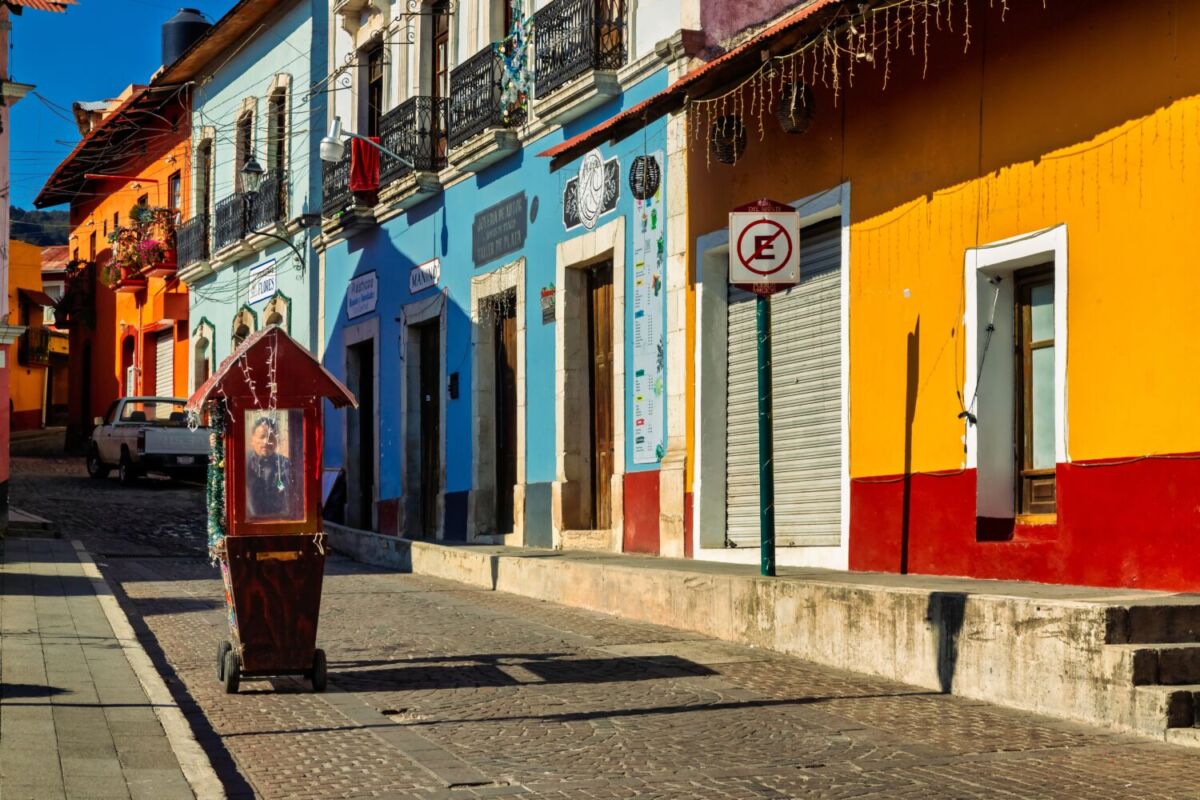 La gente va a comprar pan recién hecho a este pueblo con casitas de colores en Hidalgo, te permite ir y venir el mismo día 