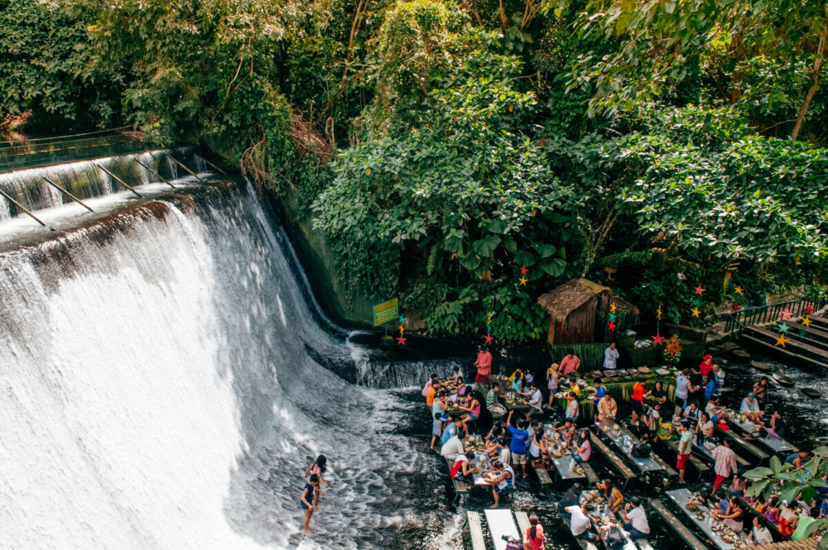agua de una cascada cayendo a la orilla de un restaurante 