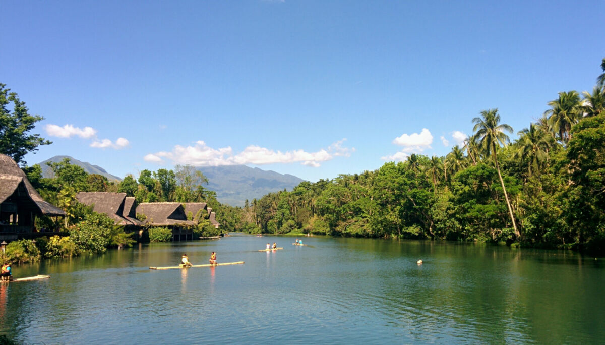 Una laguna en una antigua plantación de cocos en Filipinas 