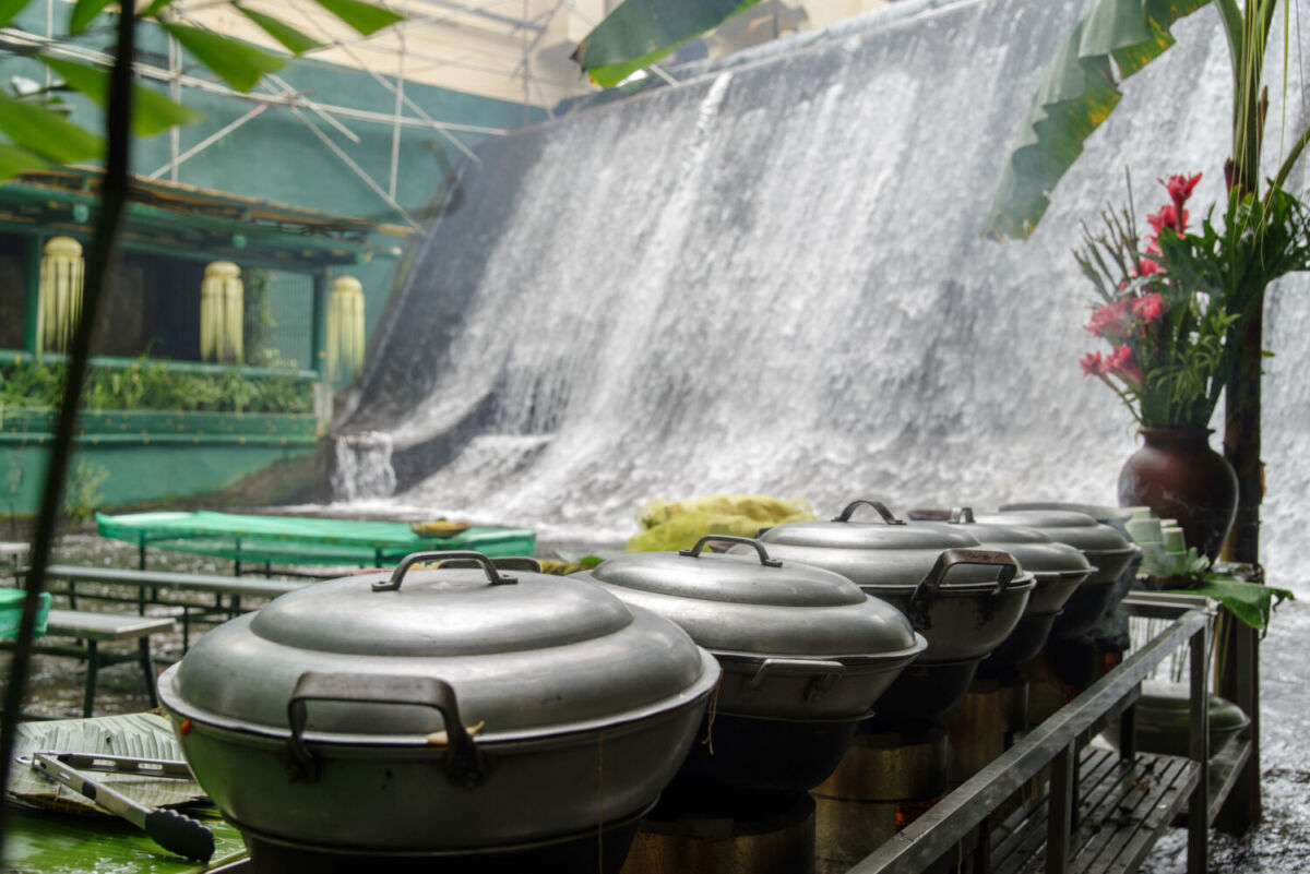 desayuno buffet frente a una cascada