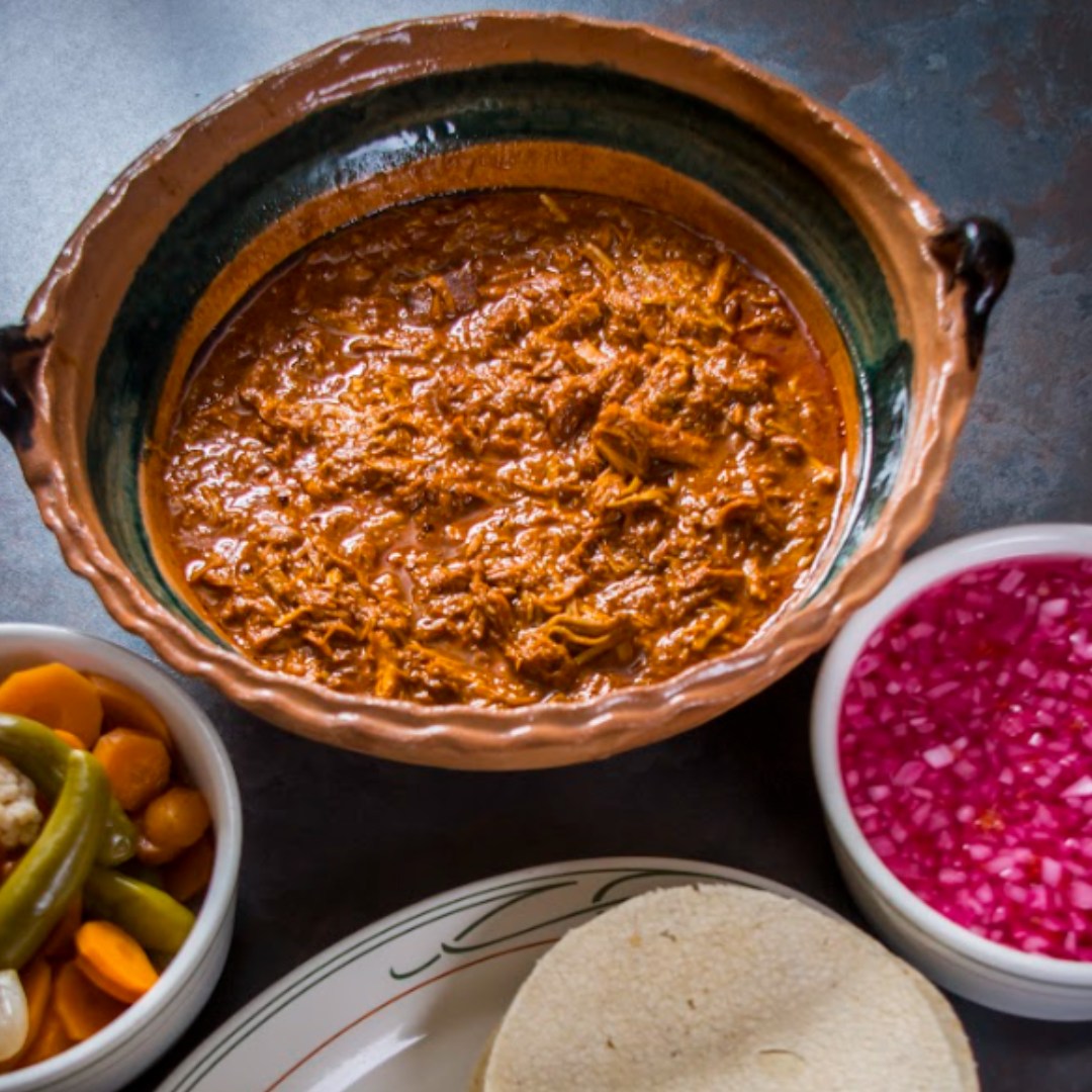 La cochinita pibil es un plato típico de la cocina yucateca