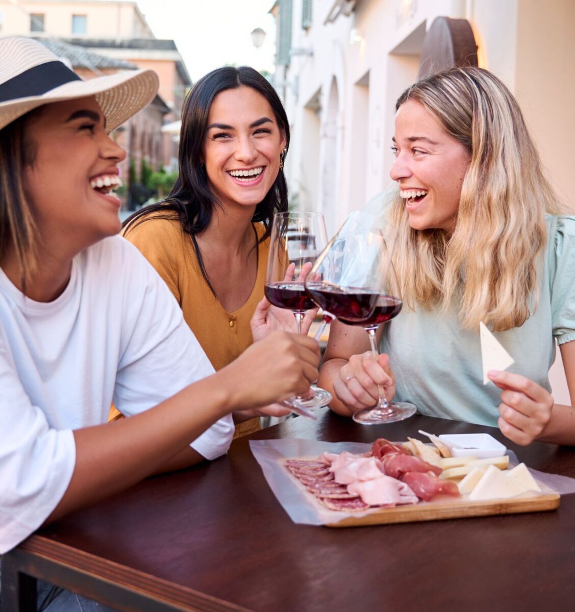 Los lugares de la CDMX que me hacen sentir que estoy en Europa con amigos tomando vino, quesos y charcutería