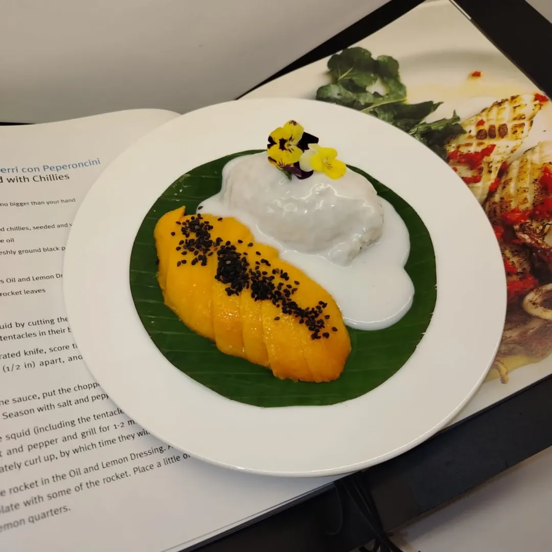 El mango sticky rice es un postre de origen tailandés