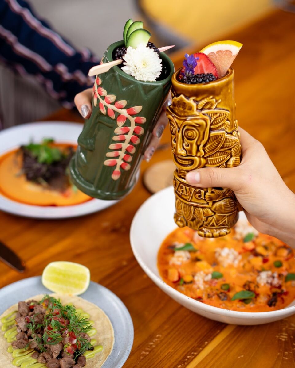 Coctelería creativa y tropical cabuya rooftop