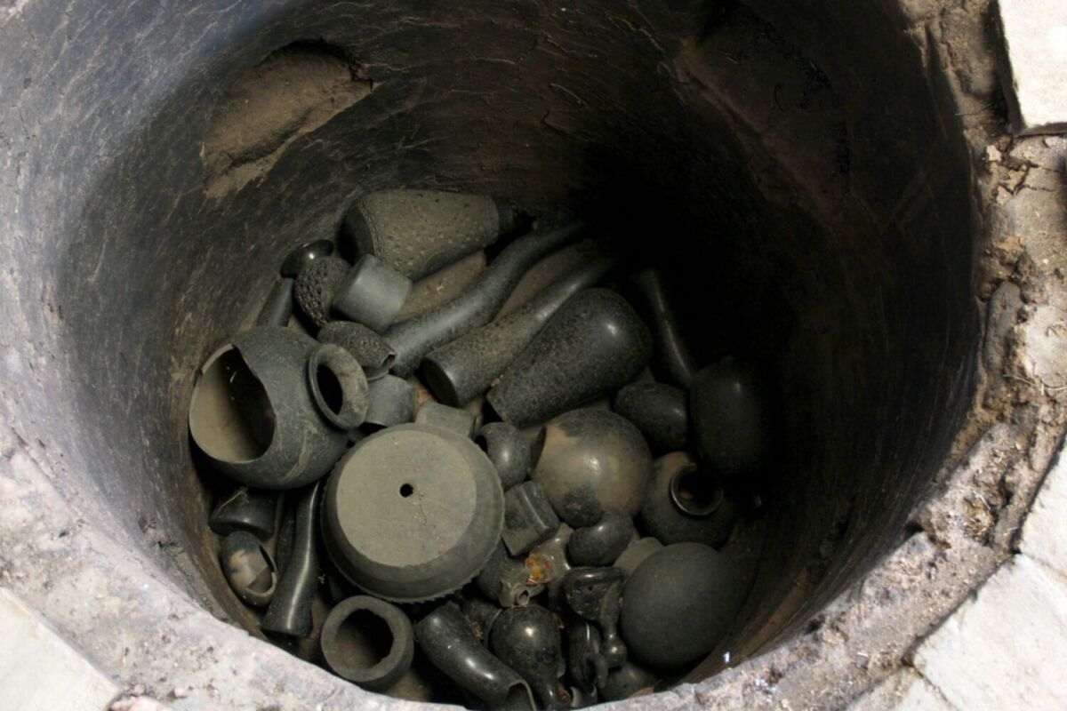 La técnica de horneado es lo que le da color al barro negro