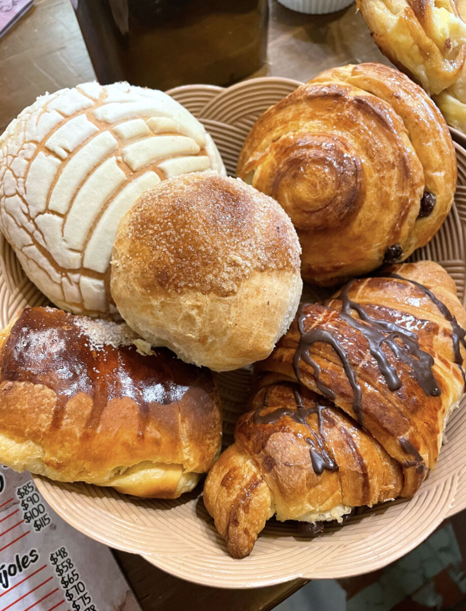 Pan recién horneado del Café Aroma y Sabor en San Francisco del Rincón 