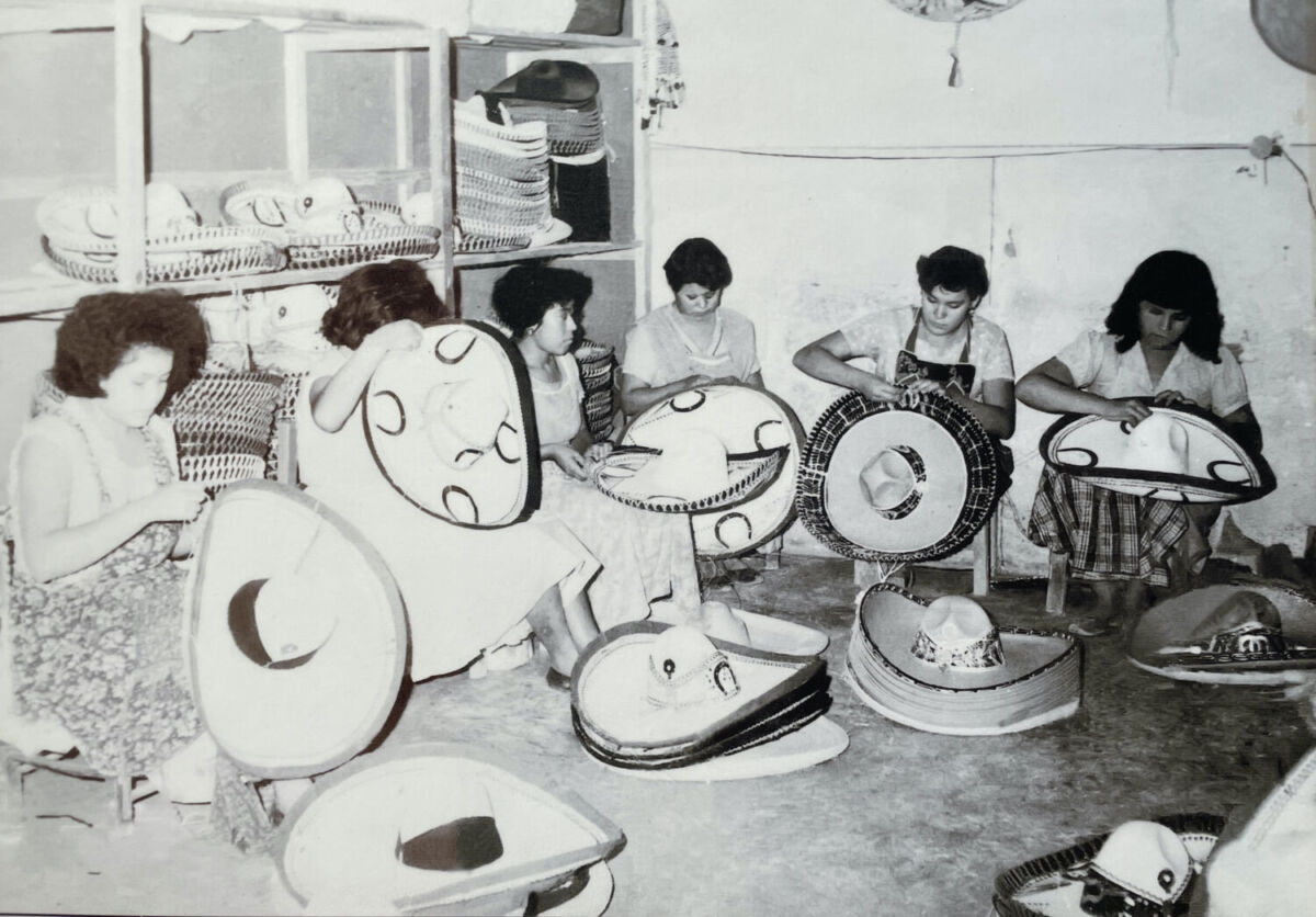 Foto antigua de bordadoras de sombreros en San Francisco del Rincón 
