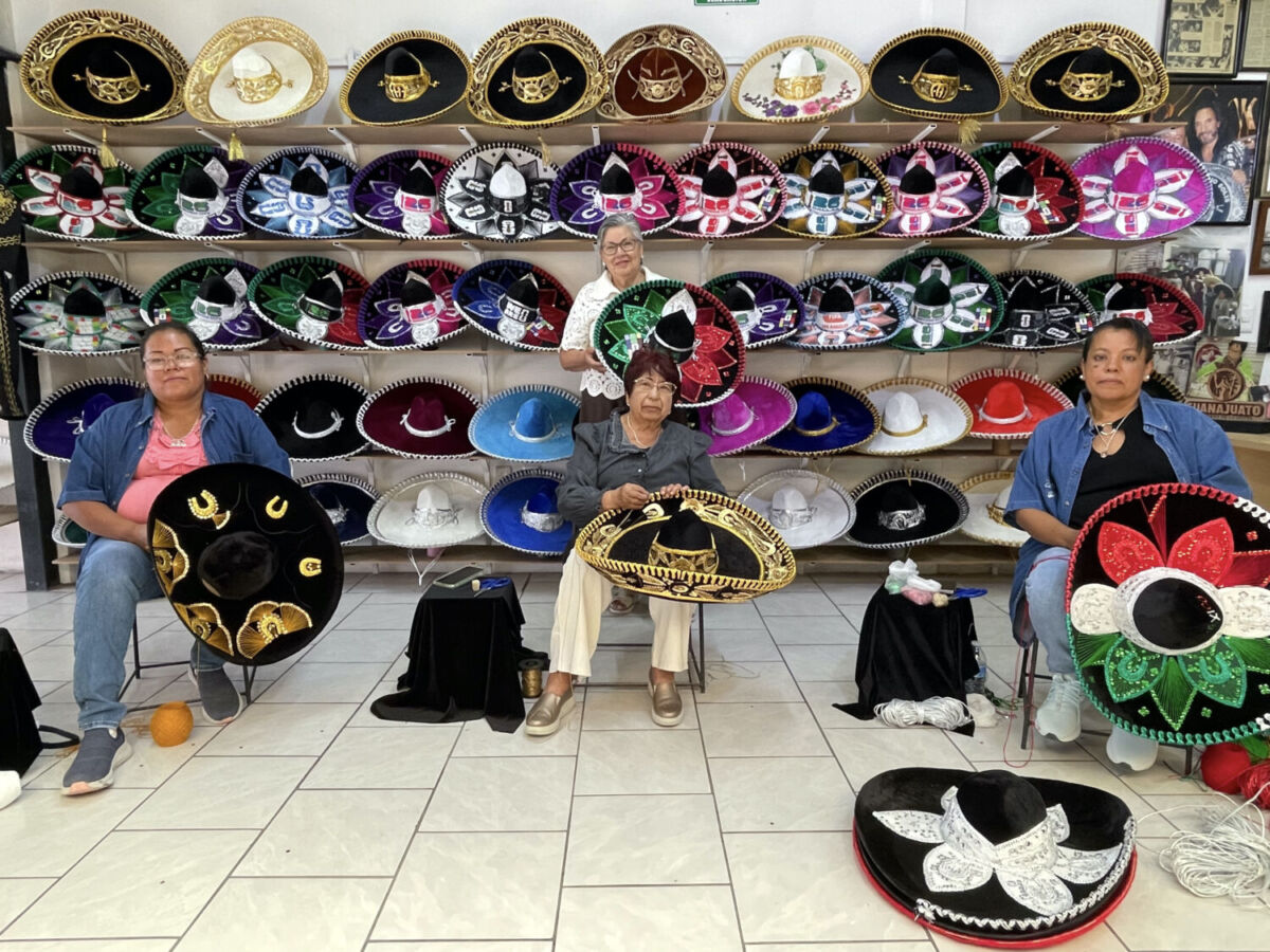 Bordadoras haciendo su trabajo en la fábrica de Sombreros Salazar Yépez