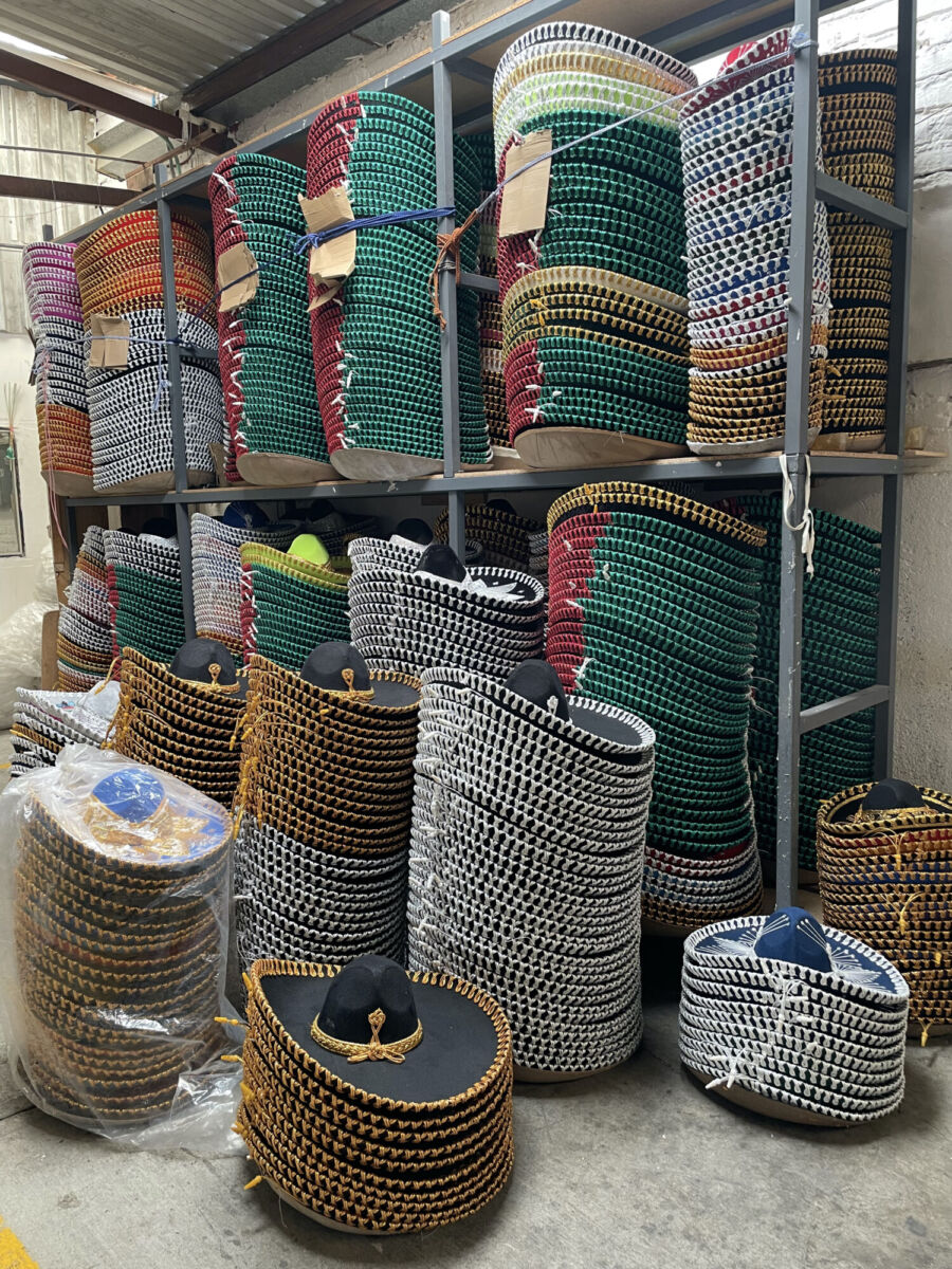 Sombreros charros apilados en la fábrica de Sombreros Salazar Yépez