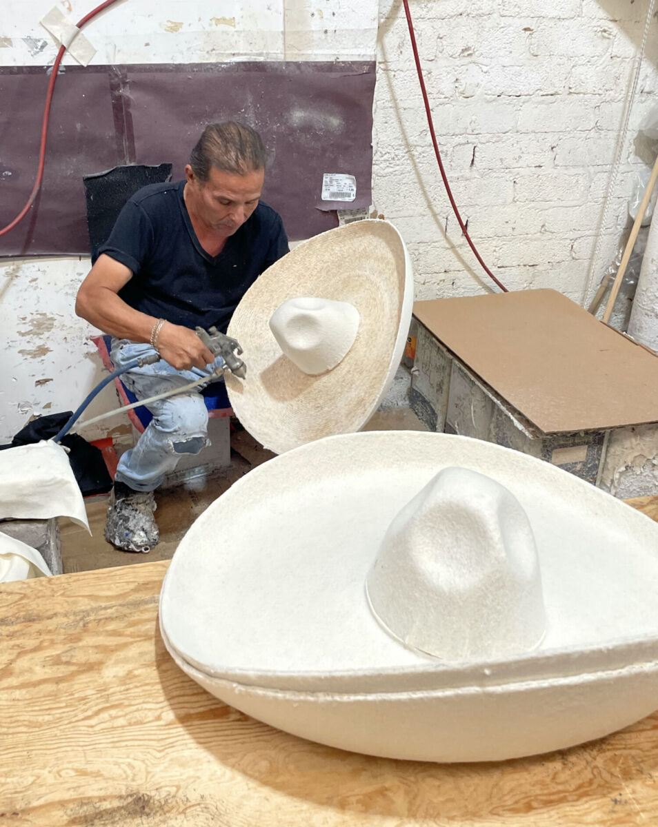Un trabajador haciendo un sombrero en la fábrica de Sombreros Salazar Yépez