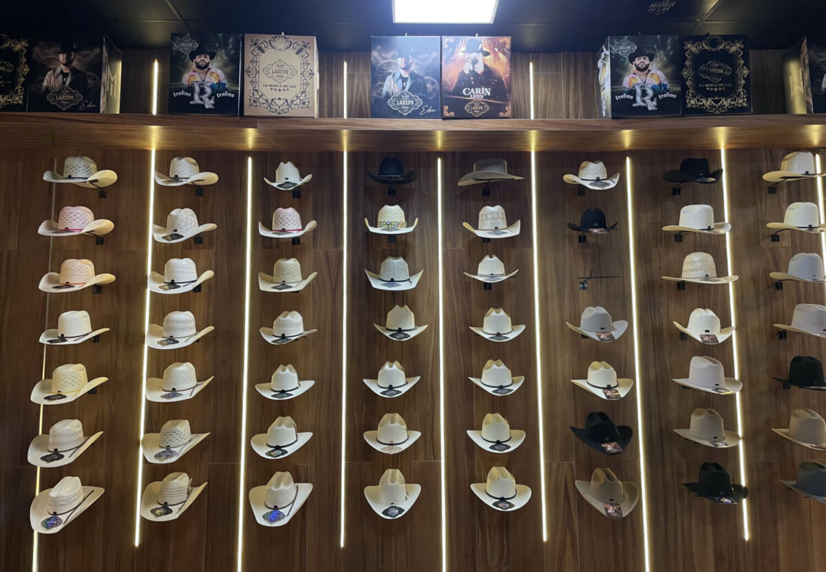 Aparador de sombreros texanos de Laredo Hats en San Francisco del Rincón 