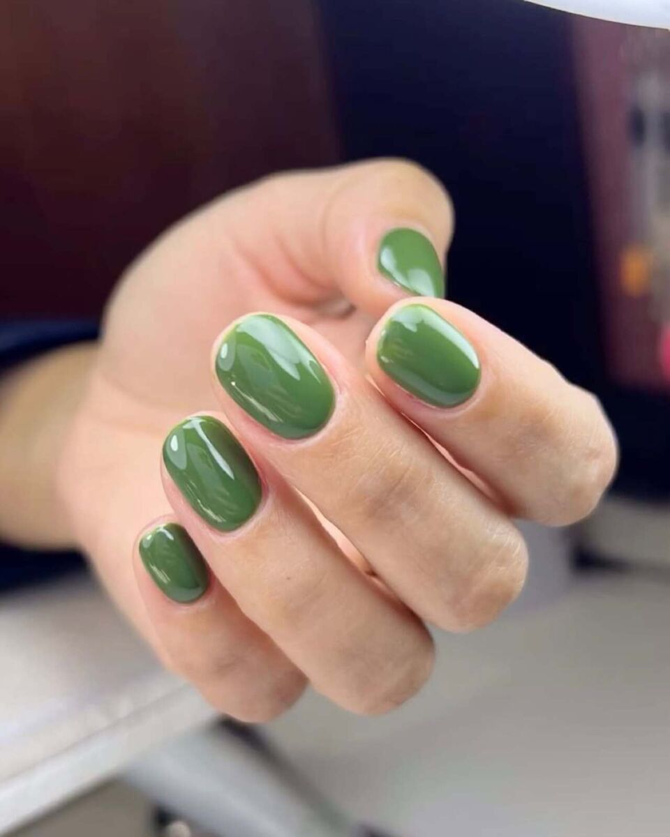 uñas color verde tono pastel moderno en tendencia de primavera