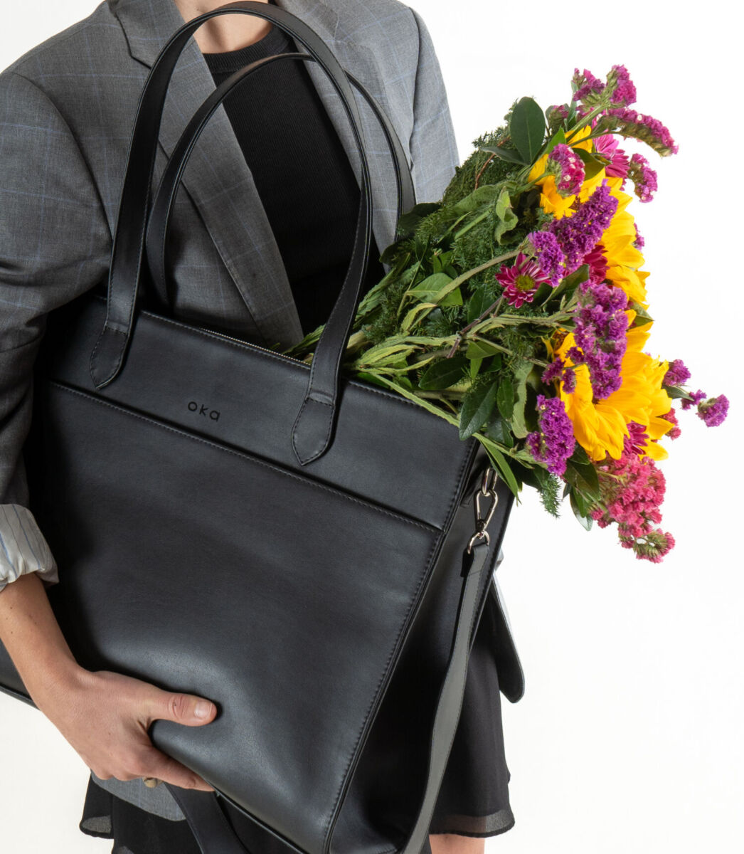 Tote bag en color negro hecha con piel de nopal 