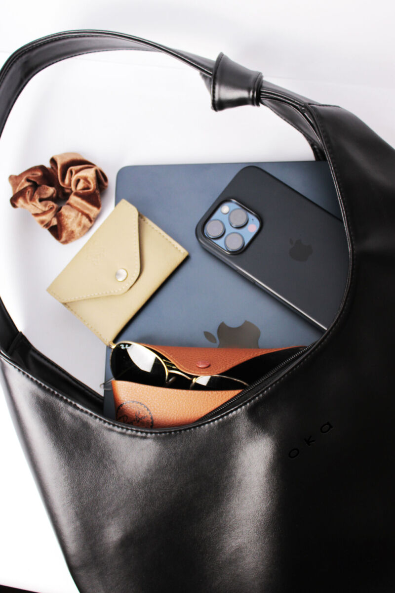 Pitaya es un bolso que le  cabe todo: laptop, celeugar, llaves, lentes y más 