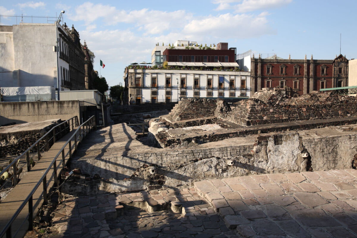 Sí, dentro de la CDMX hay zonas arqueológicas donde puedes caminar entre ruinas y pirámides