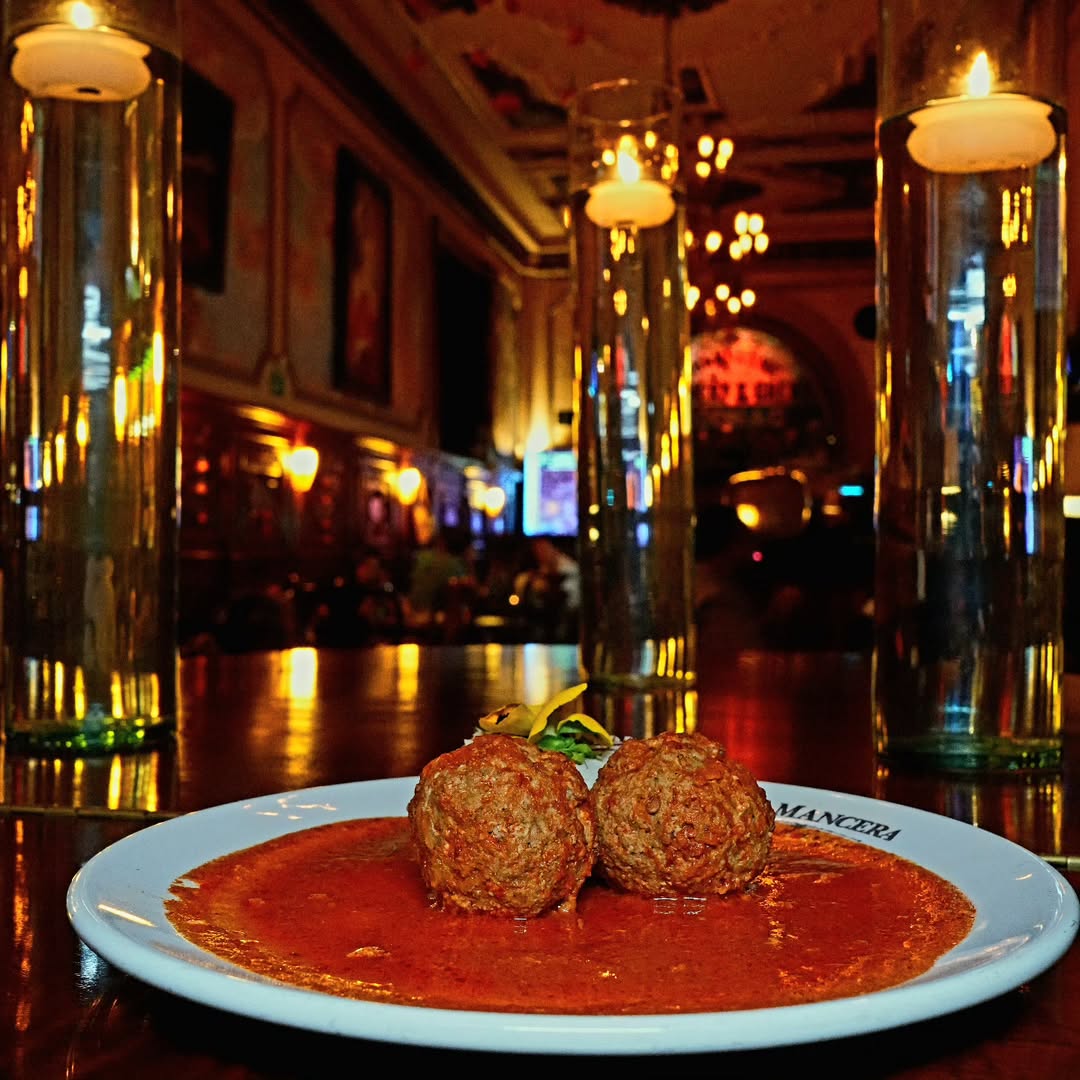 albóndigas en salsa roja en una cantina clásica mexicana