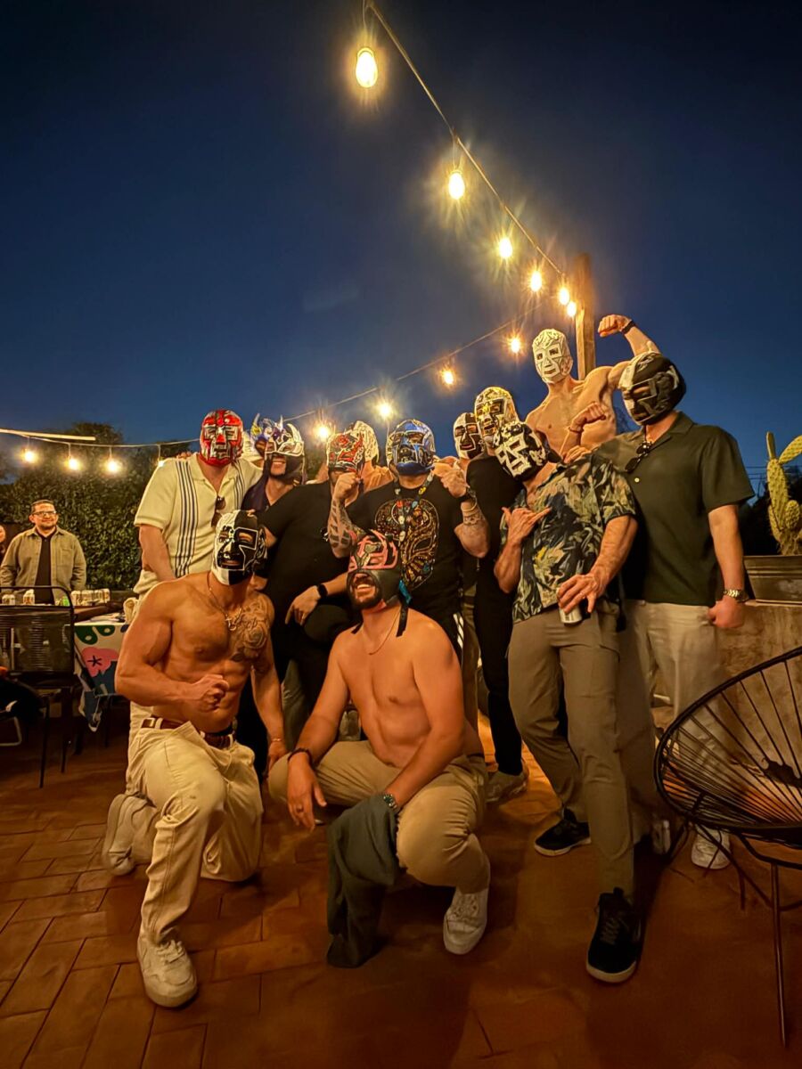 gurpo de hombres con máscaras de luchadores