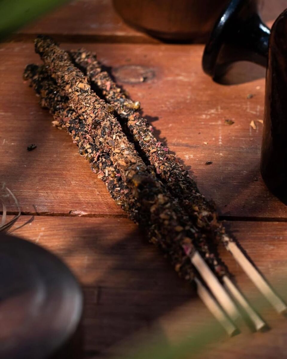 tres barasa gruesas de incienso sobre mesa de madera