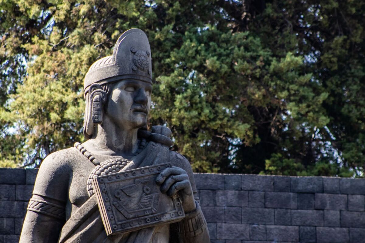 Escultura de Nezahualcóyotl el Rey Poeta sosteniendo un códice, Texcoco, Estado de México