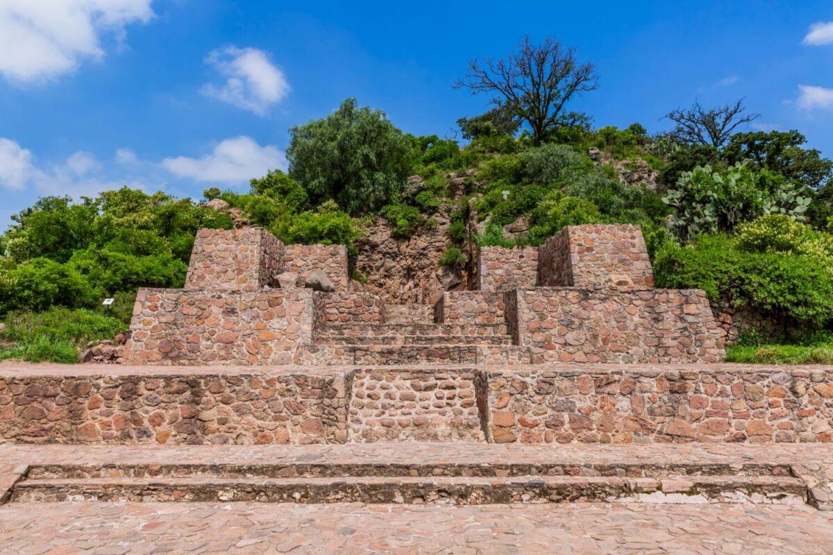 Ruinas de plataformas y escalinatas prehispánicas en la zona arqueológica de los Baños de Nezahualcóyotl, Texcoco, Estado de México
