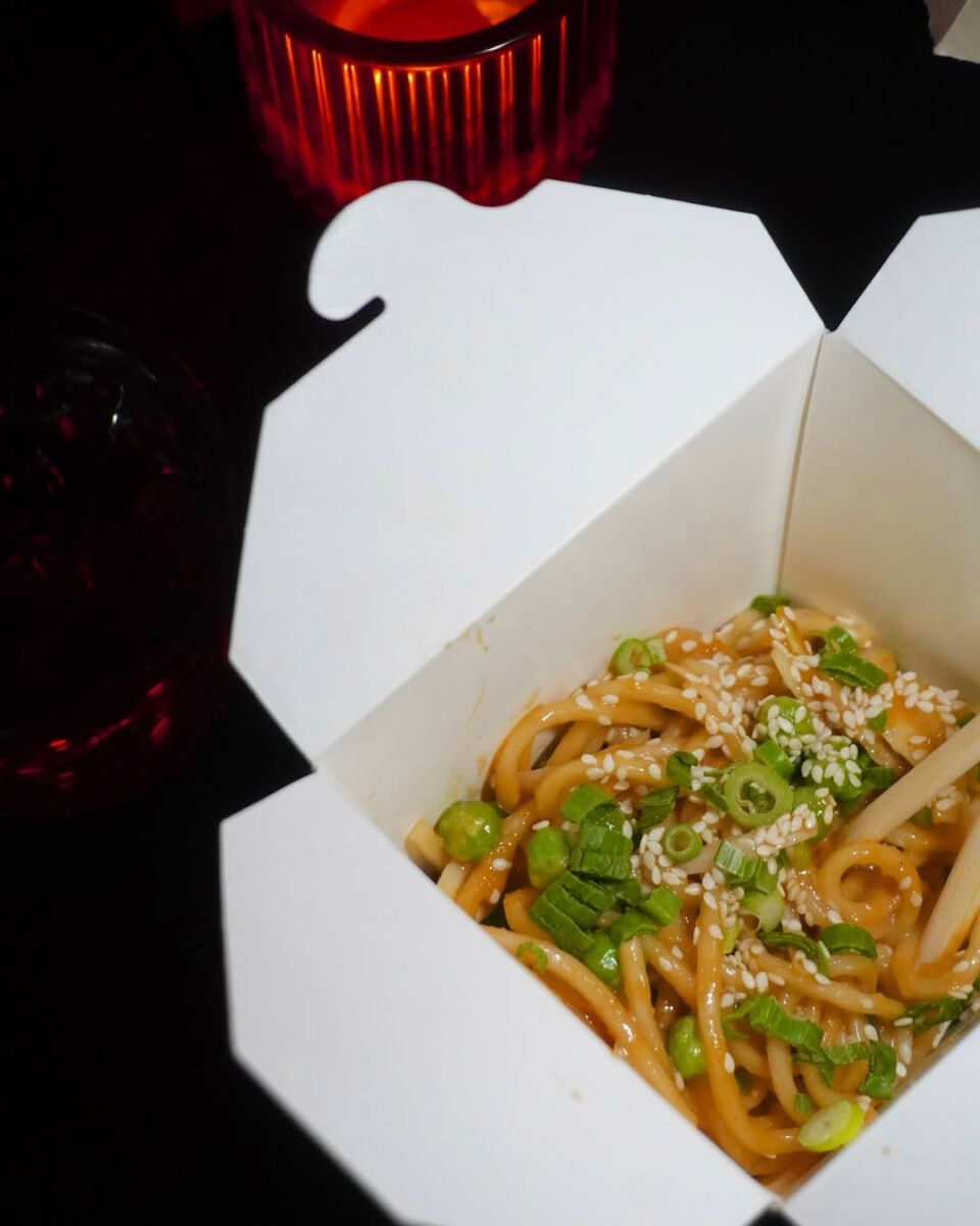 close up de una caja de comida china con fideos
