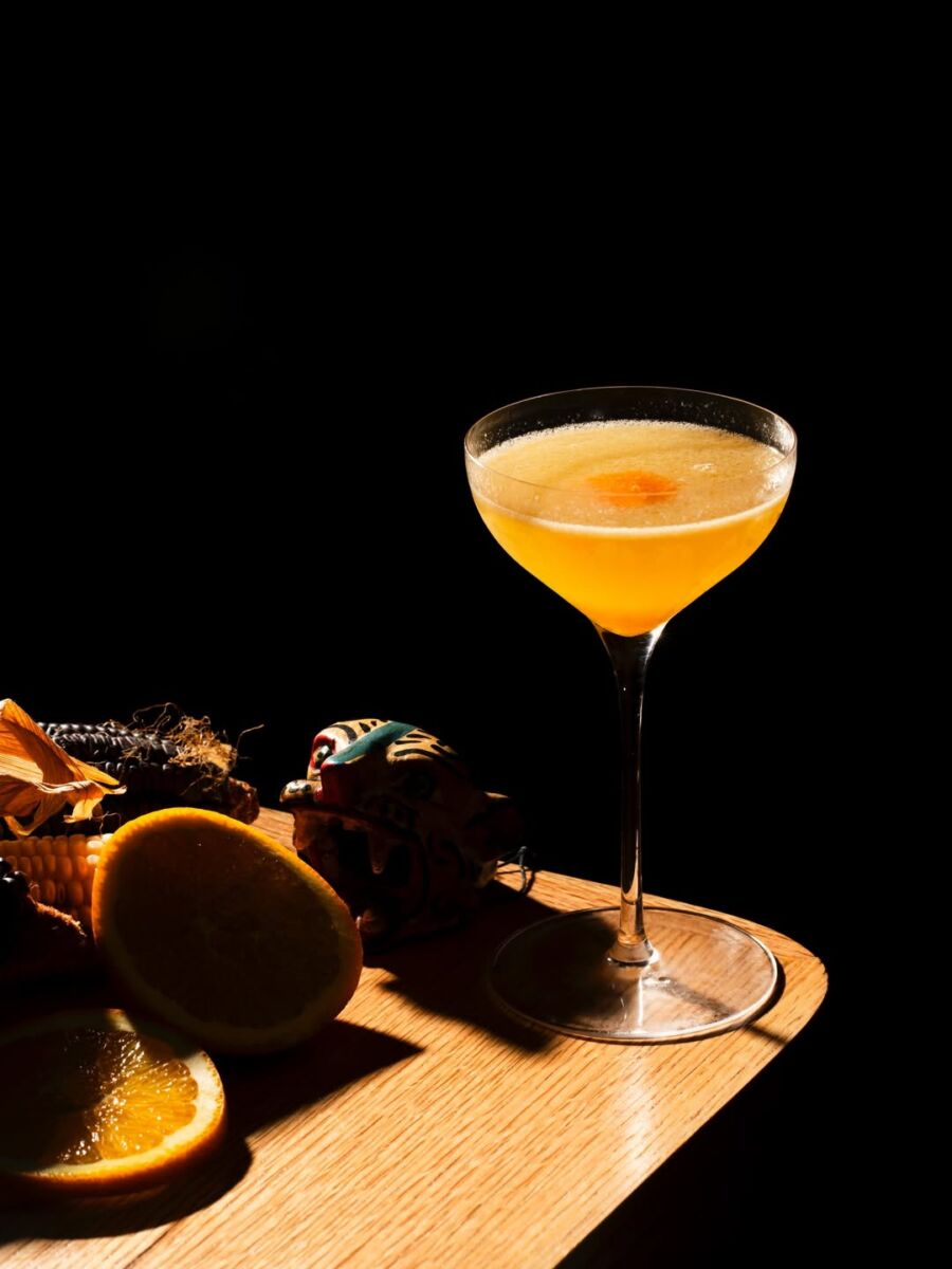 margarita color ámbar servida en una copa de cristal elegánte