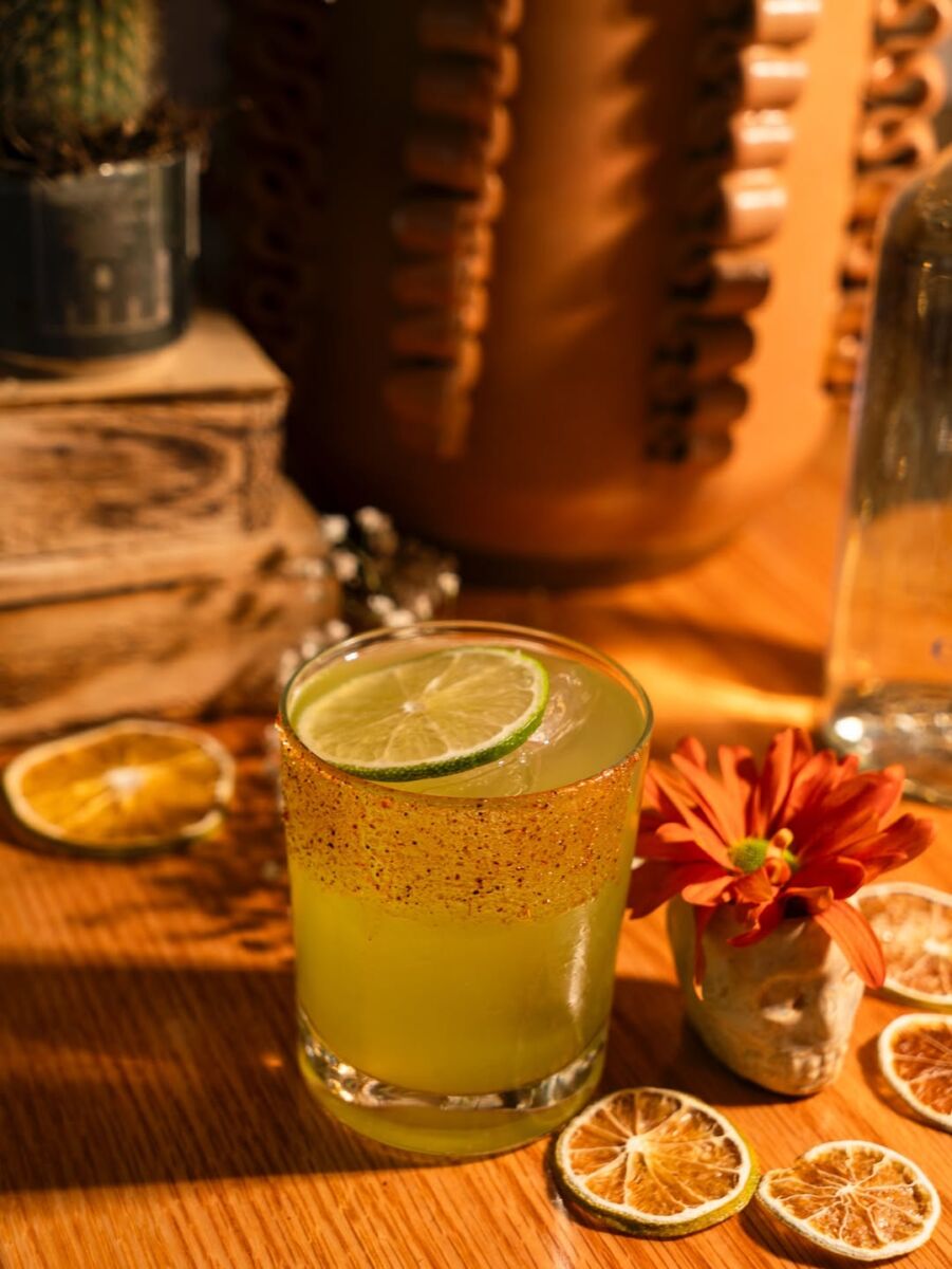 margarita en un vaso escarchado decorada con una rodaja de limón