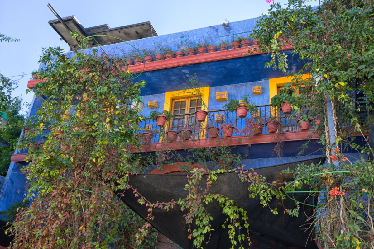 casona colonial repleta de enredaderas 