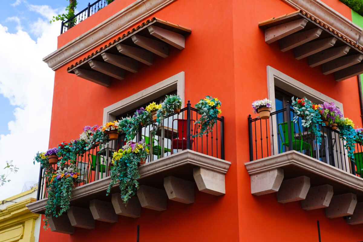 antigua casona con balcones llenos de flores 