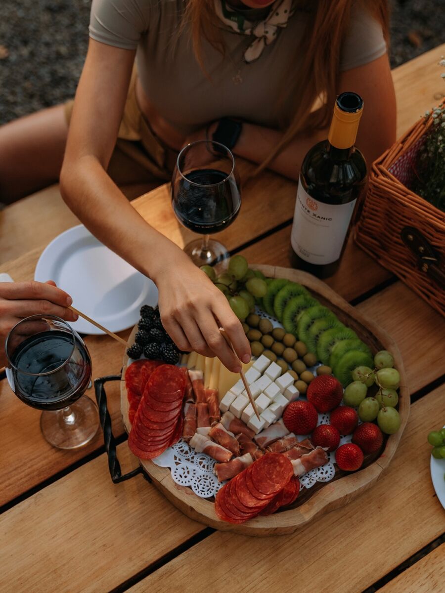tabla de charcutería y vino tinto 