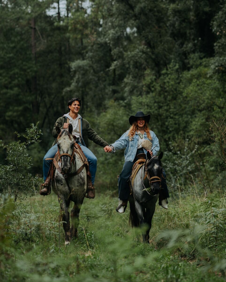 pareja paseando en caballo 