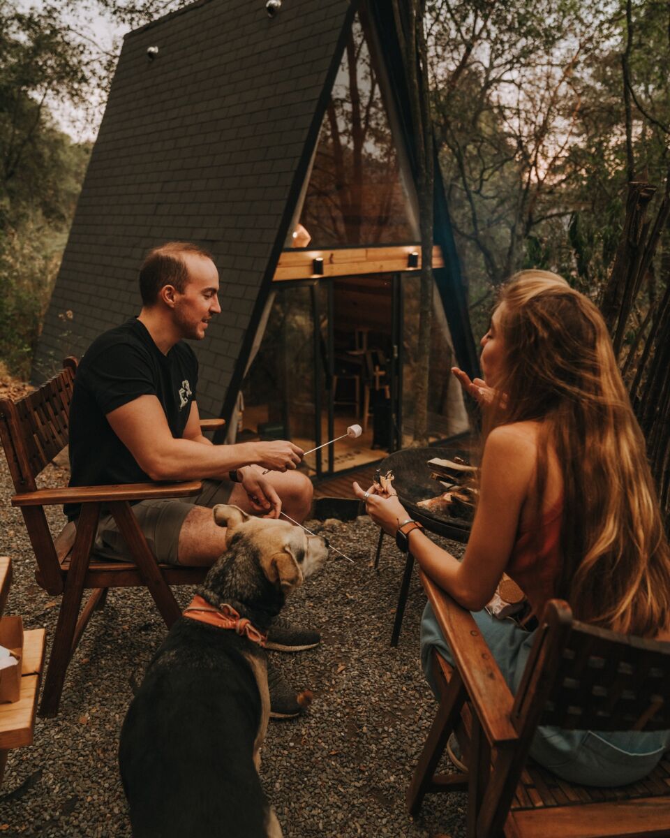 Estas cabañas triangulares están a 30 minutos de Santa Fe, en un bosque de pinos más romántico que nada