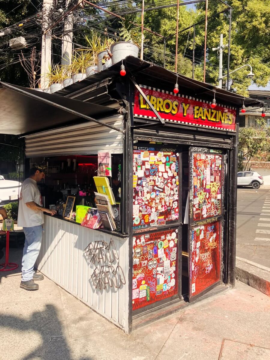 puesto callejero de revista y café de especialidad en CDMX 