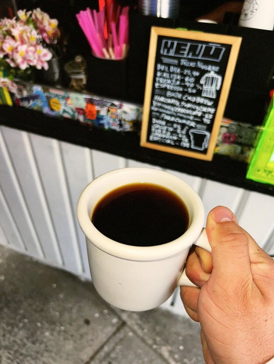 persona sosteniendo una taza de café 