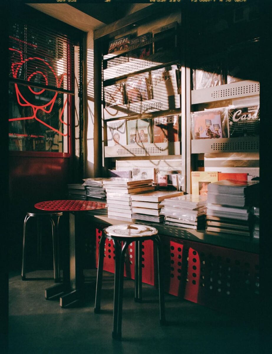 puesto callejero con libros y revistas 