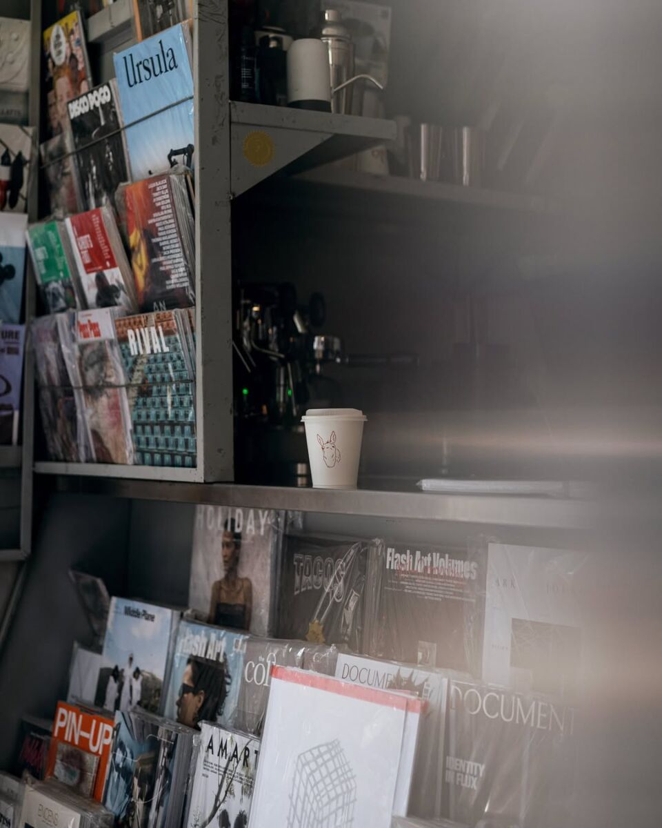 puesto callejero de revistas 