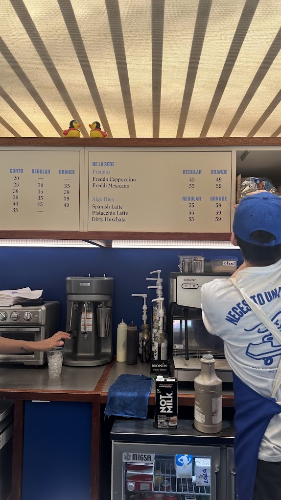 personan atendiendo en una cafetería callejera 