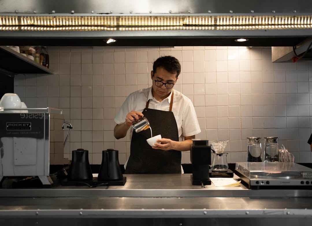 hombre preparando una taza de café 