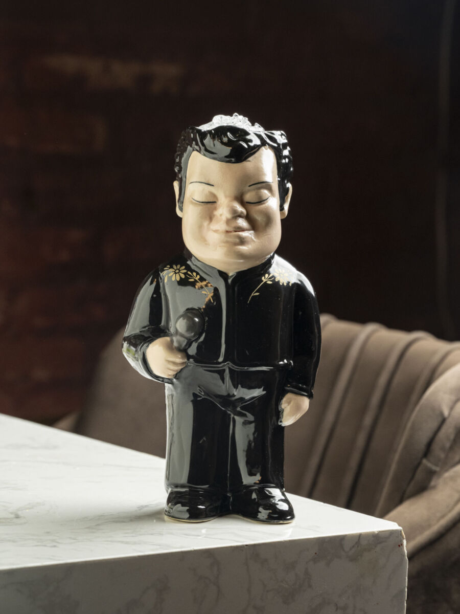 Cóctel en un vaso con forma de Juan Gabriel 