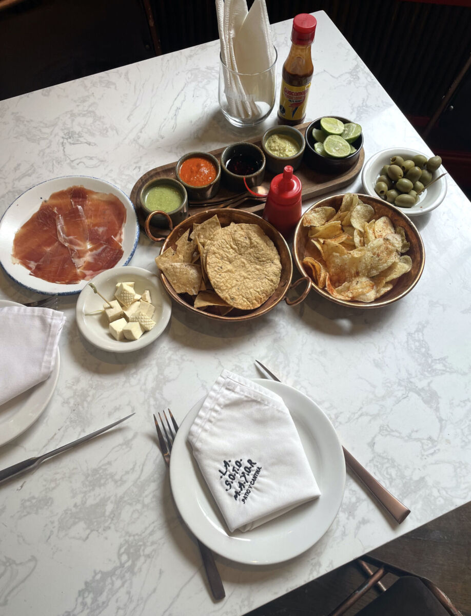 Mesa con botanas de entrada en La Sotomayor 