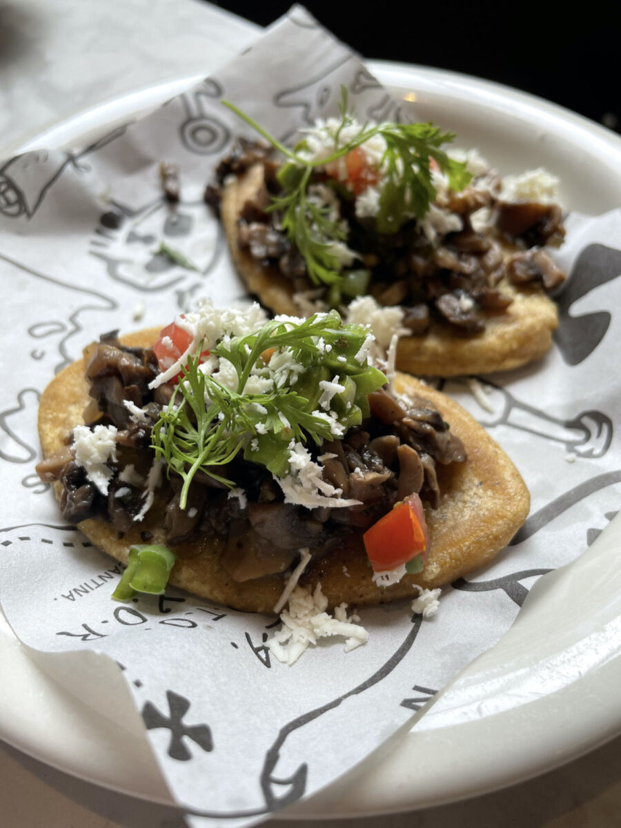 Tlacoyos de hongos en el restaurante La Sotomayor