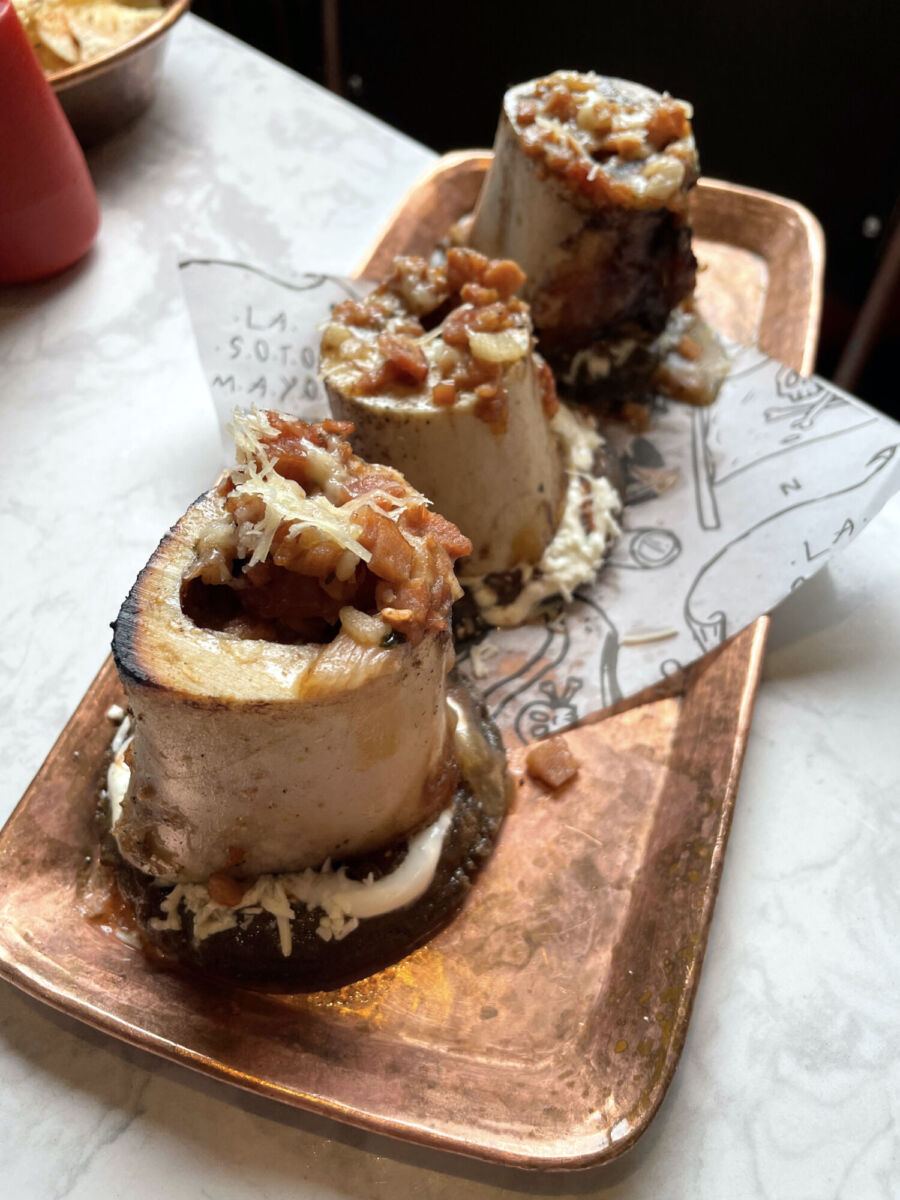 Plato de tuétanos con sopecitos en La Sotomayor