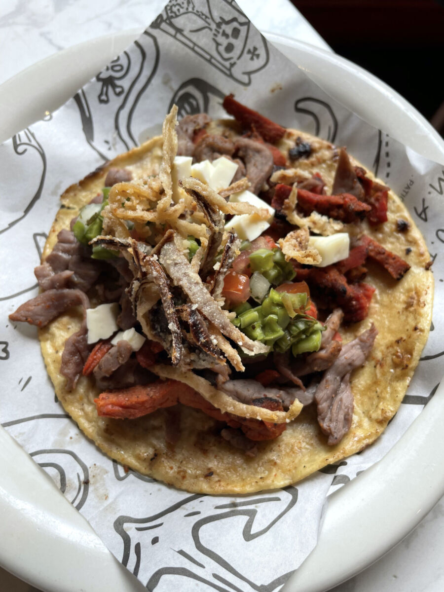 Taco de cecina natural y enchilada con ensalada de nopales