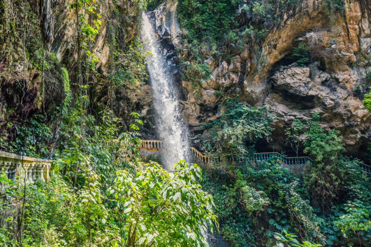 cascada cayendo de una barranca 