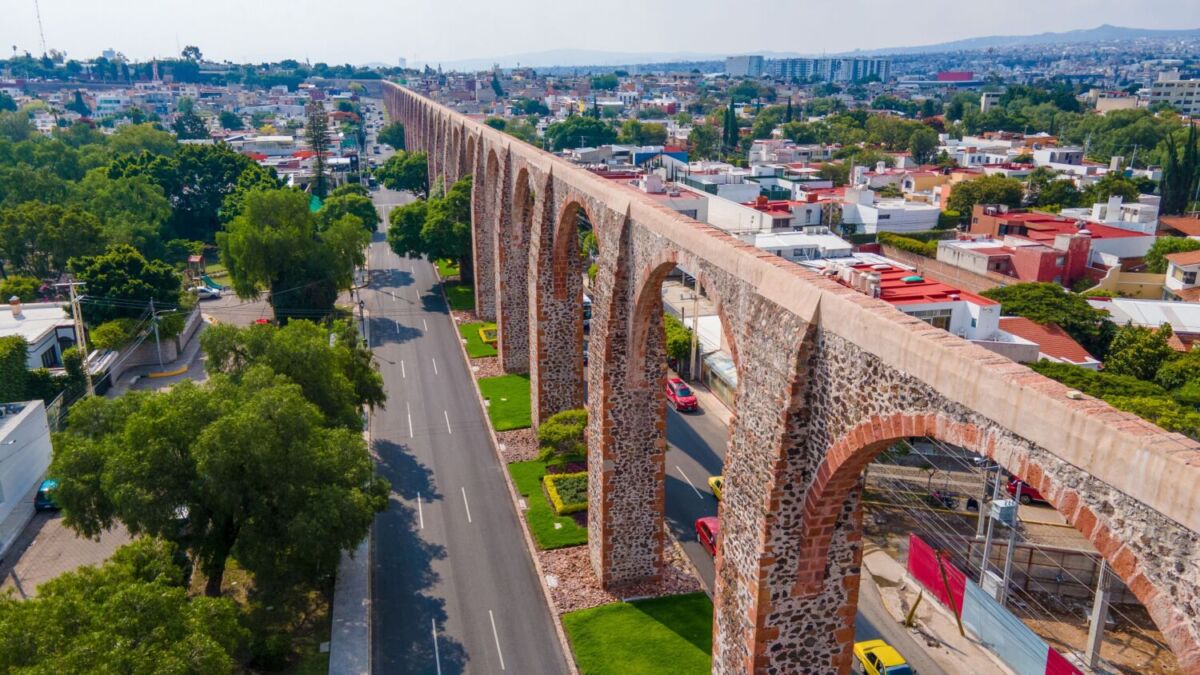 vista aérea de el acueducto de querétaro y sus calles tranquilas