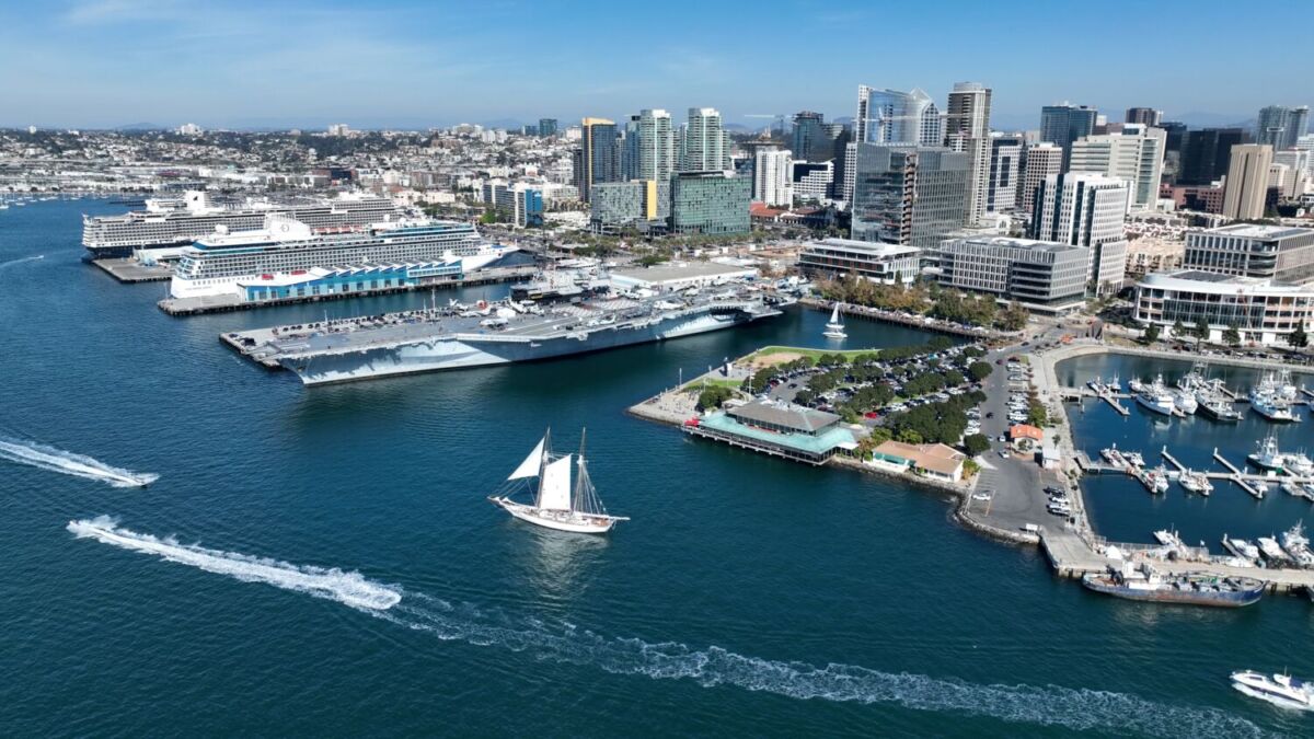 barcos sobre el mar en San Diego, California 