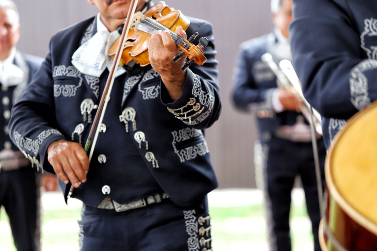 mariachi tocando música 