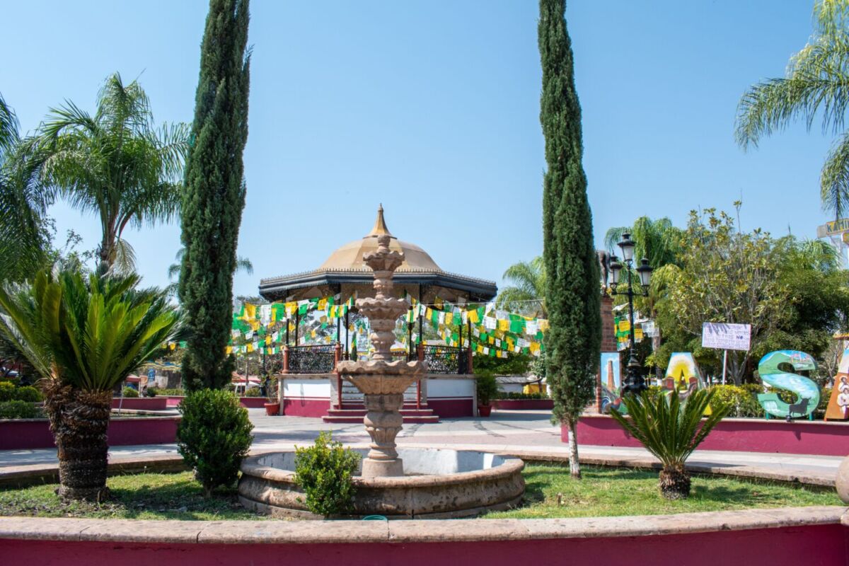 fuente en medio de una jardín 