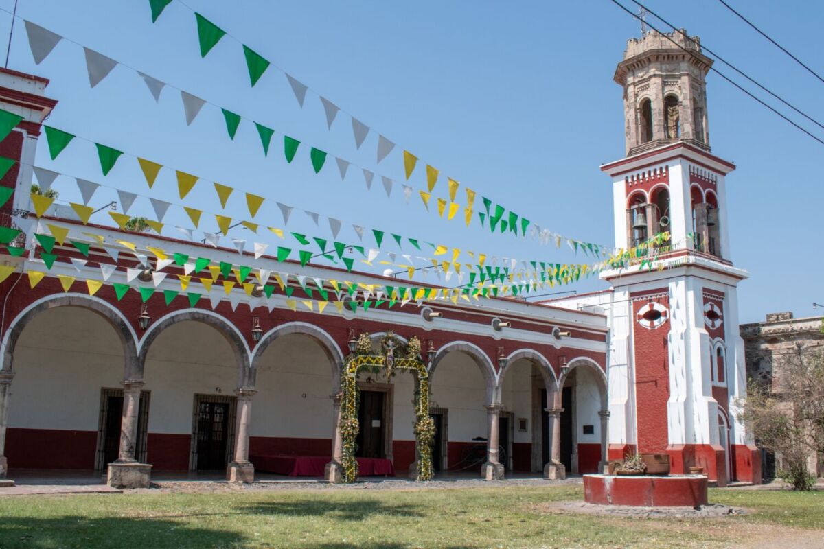 antigua hacienda colonial decorada con papel picado